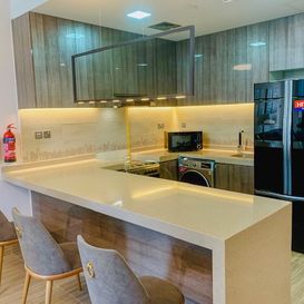 Küche mit Frühstückstheke – Apartment Dubai – Kristal Immobilien