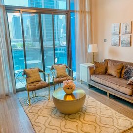 Wohnzimmer in Gelb und Weiss – Apartment Dubai – Kristal Immobilien