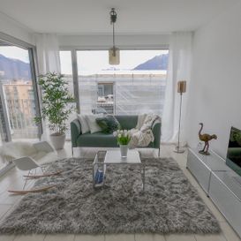 Wohnanlage Garden Ascona – Wohnzimmer mit grosser Fensterfront – Kristal SA